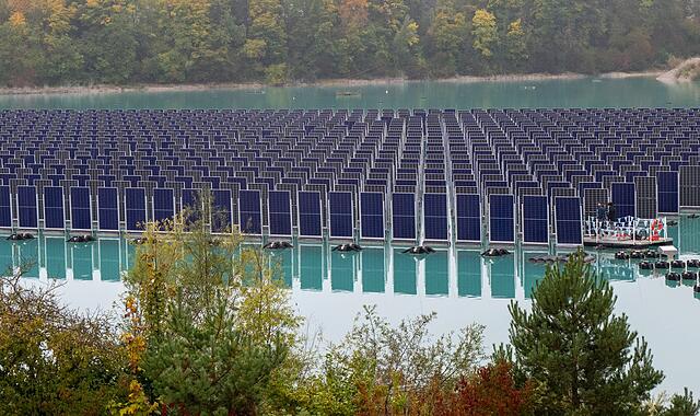 Schwimmende Photovoltaikanlage auf Baggersee
