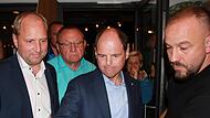 Michael Hofmann (Mitte) verfolgt im  Lübbis auf einem Tablet die Auszählungsergebnisse im Stimmkreis, neben ihm Bezirkstagskandidat Ulrich Schürr (links) und Maximilian Streit.Forchheim & Fränkische Schweiz