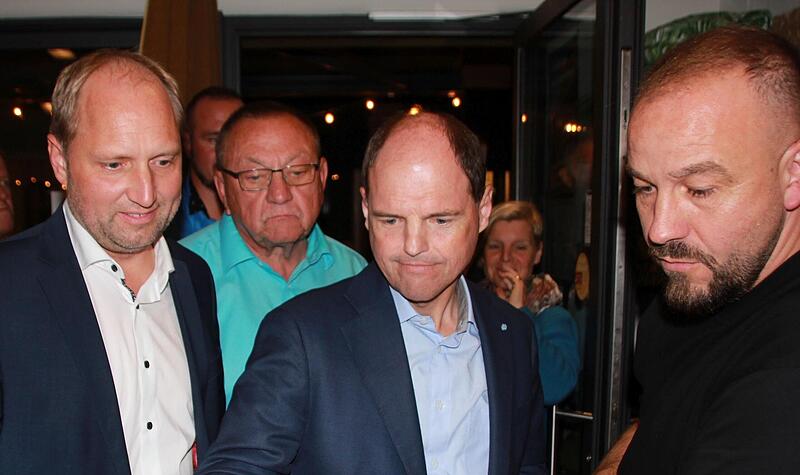 Michael Hofmann (Mitte) verfolgt im Lübbis auf einem Tablet die Auszählungsergebnisse im Stimmkreis, neben ihm Bezirkstagskandidat Ulrich Schürr (links) und Maximilian Streit.Forchheim & Fränkische Schweiz Michael Hofmann (Mitte) verfolgt im Lübbis auf einem Tablet die Auszählungsergebnisse im Stimmkreis, neben ihm Bezirkstagskandidat Ulrich Schürr (links) und Maximilian Streit.Forchheim & Fränkische Schweiz