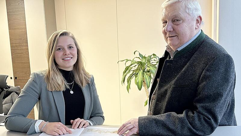 Für weitere drei Jahre wurde bei der Zusammenkunft in Saal an der Saale Kreishandwerksmeister Bruno Werner (Unterweißenbrunn) in seinem Amt bestätigt. Vorgestellt hat er mit Regina Reder die neue Leiterin der Geschäftsstelle. Für weitere drei Jahre wurde bei der Zusammenkunft in Saal an der Saale Kreishandwerksmeister Bruno Werner (Unterweißenbrunn) in seinem Amt bestätigt. Vorgestellt hat er mit Regina Reder die neue Leiterin der Geschäftsstelle.