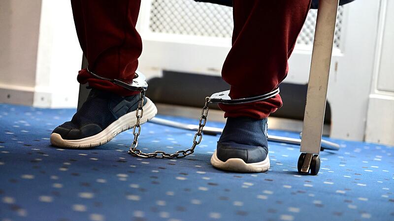 Landgericht Bamberg Sohn würgt Mutter Haßfurt Der Beschuldigte muss auch während der Verhandlung Fußfesseln tragen - damit er nicht flüchten kann.