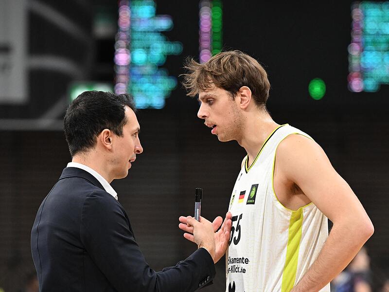 Bayreuths scheidender Trainer Lukas Hofer (links) nimmt am Samstag Abschied vom BBC, kann aber seinem Spieler Lenny Liedtke noch zur Liga-Auszeichnung &bdquo;Youngster des Jahres&ldquo; gratulieren.