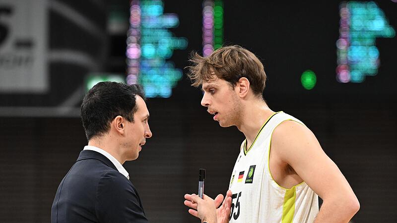 Bayreuths scheidender Trainer Lukas Hofer (links) nimmt am Samstag Abschied vom BBC, kann aber seinem Spieler Lenny Liedtke noch zur Liga-Auszeichnung &bdquo;Youngster des Jahres&ldquo; gratulieren.