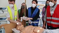 Intubation üben: Die Puppe simuliert einen Atemstillstand.