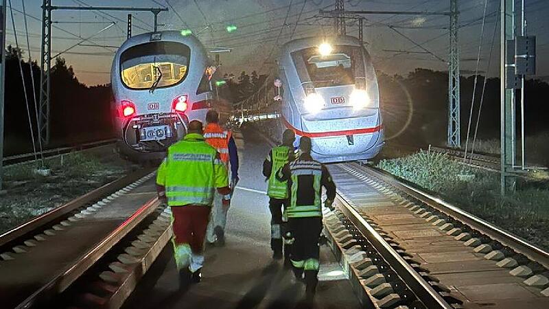 Ein ICE stoppt auf der Strecke bei Coburg