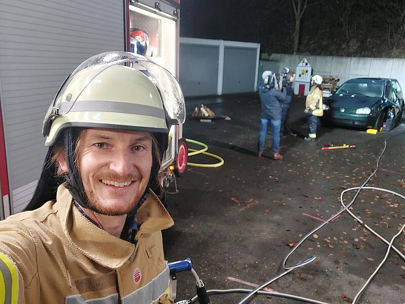 Erlebnis in Bildern: Einmal selbst Feuerwehrmann seinErlebnis in Bildern: Einmal selbst Feuerwehrmann sein Geschafft, aber glücklich: Eine wirklich spannende Veranstaltung - nach der ich umso mehr meinen Hut davor ziehe, was die Feuerwehrleute tagtäglich leisten.