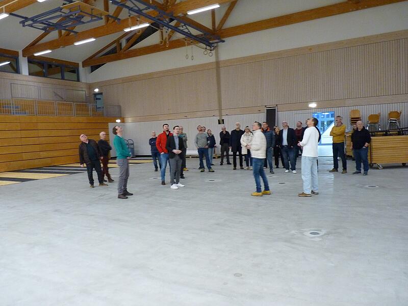 Erster Rundgang in der neuen Halle in Adelsdorf. Der Bodenbelag und die Trennvorh&auml;nge stehen noch aus.