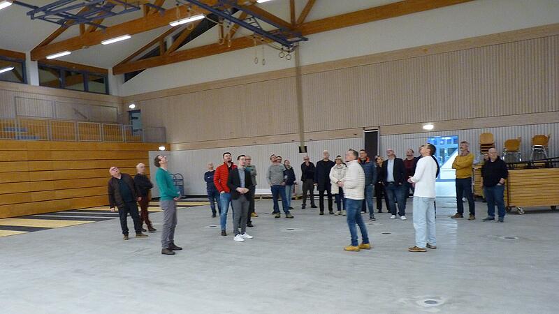 Erster Rundgang in der neuen Halle in Adelsdorf. Der Bodenbelag und die Trennvorh&auml;nge stehen noch aus.