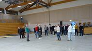 Erster Rundgang in der neuen Halle in Adelsdorf. Der Bodenbelag und die Trennvorhänge stehen noch aus. Erster Rundgang in der neuen Halle in Adelsdorf. Der Bodenbelag und die Trennvorhänge stehen noch aus.