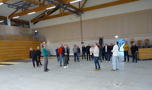 Erster Rundgang in der neuen Halle in Adelsdorf. Der Bodenbelag und die Trennvorhänge stehen noch aus. Erster Rundgang in der neuen Halle in Adelsdorf. Der Bodenbelag und die Trennvorhänge stehen noch aus.