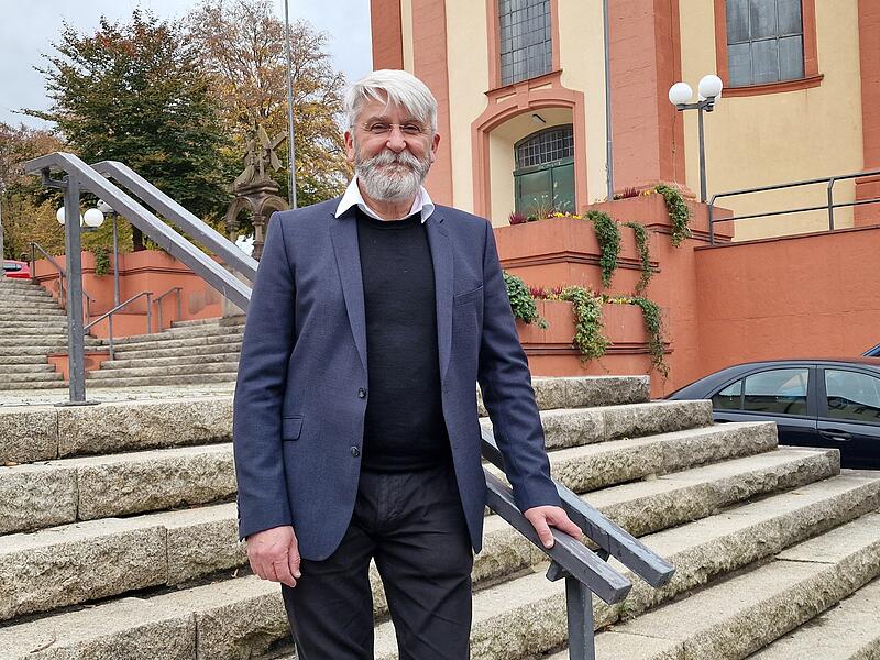 Pfarrer Tadeusz Krawczyk auf der Treppe vor der Stadtpfarrkirche Bad Brückenau.