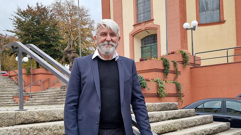 Pfarrer Tadeusz Krawczyk auf der Treppe vor der Stadtpfarrkirche Bad Brückenau.