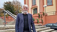 Pfarrer Tadeusz Krawczyk auf der Treppe vor der Stadtpfarrkirche Bad Brückenau.