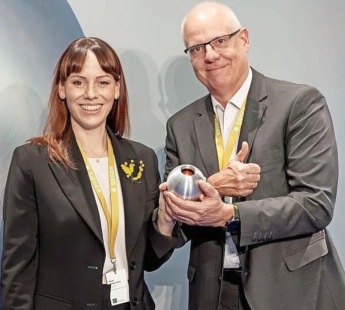 Anne Wedel-Klein und Gisbert Braun, Head of Group Sustainability, bei der Preisverleihung in D&uuml;sseldorf.