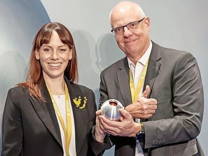 Anne Wedel-Klein und Gisbert Braun, Head of Group Sustainability, bei der Preisverleihung in D&uuml;sseldorf.