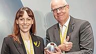 Anne Wedel-Klein und Gisbert Braun, Head of Group Sustainability, bei der Preisverleihung in D&uuml;sseldorf.