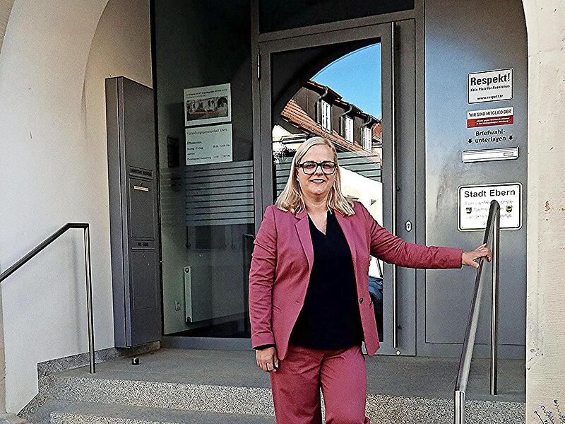 Isabell Zimmer am Haupteingang der Verwaltungsgemeinschaft Ebern, ihr Arbeitsplatz als B&uuml;rgermeisterin.