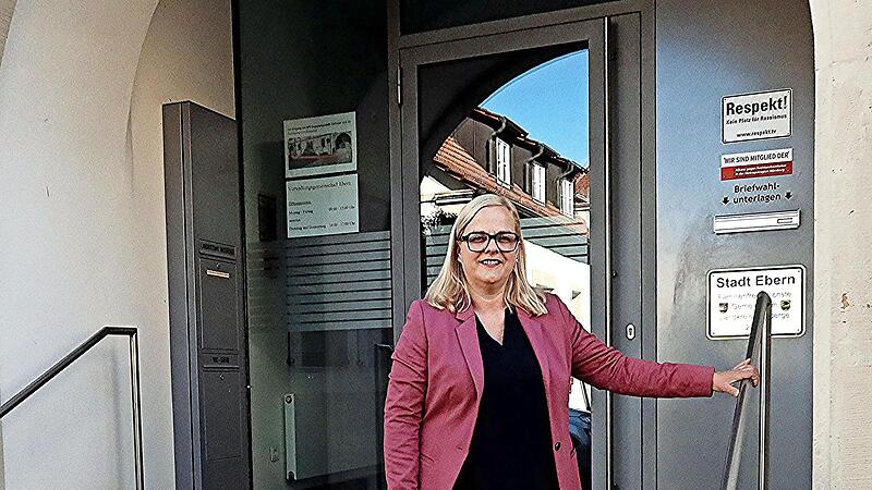 Isabell Zimmer am Haupteingang der Verwaltungsgemeinschaft Ebern, ihr Arbeitsplatz als B&uuml;rgermeisterin.