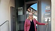 Isabell Zimmer am Haupteingang der Verwaltungsgemeinschaft Ebern, ihr Arbeitsplatz als B&uuml;rgermeisterin.