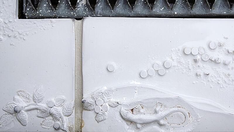 Zwölf Meter lang ist der „Eidechsenweg“ auf dem Gelände von Lindner-Porzellan. Es gibt interessante Details.