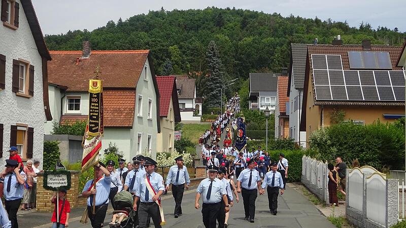 Festumzug durch die Straßen von Ludwigschorgast.