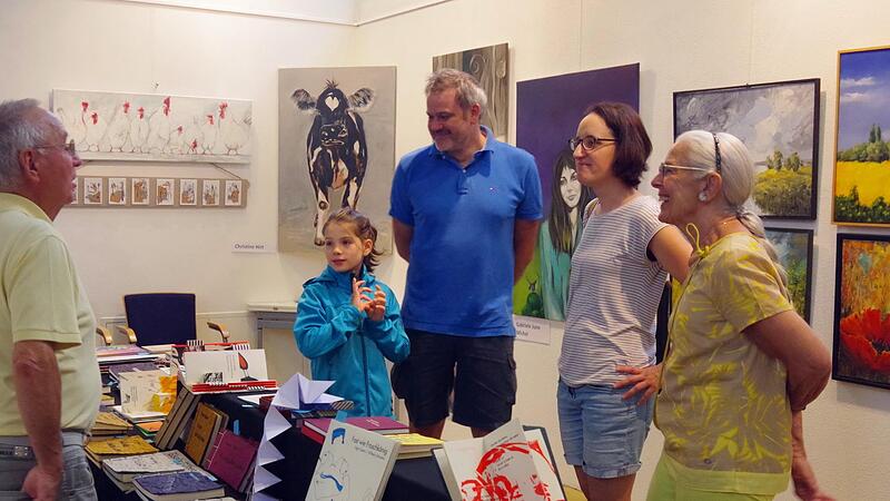 Karin Schöntag (rechts) darf bei keiner Kunstmesse fehlen.