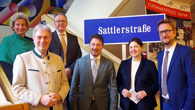 Mario Sattler (Dritter von rechts) mit (von links) Elternbeirats-Vorsitzender Tanja Mitter, Landrat Klaus Löffler, Ministerialbeauftragtem Martin Rohde, Bürgermeisterin Angela Hofmann und stellvertretendem Schulleiter Matthias Schneider.