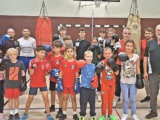 Unser Foto zeigt Edgar Feuchter, vorne die teilnehmenden Kinder und hinten die aktiven Boxer.
