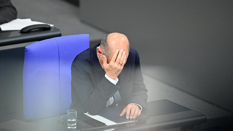 Bundeskanzler Olaf Scholz (SPD) sitzt in der Generaldebatte um den Haushalt 2025 im Bundestag.