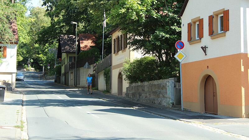 Auf der Stra&szlig;e am Kellerberg sollen zur Kerwa im August die Besitzer der Kellerbergh&auml;user Bestuhlung und Bewirtung auf die Beine stellen.