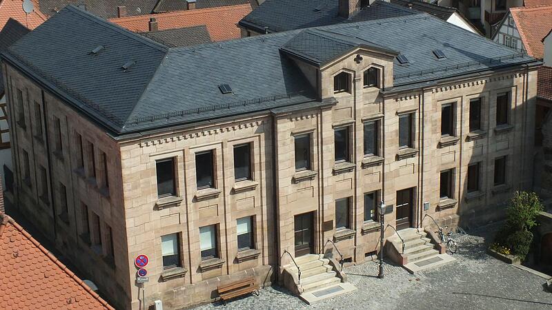 Im ehemaligen Mädchenschulhaus war der Beginn des Gymnasiums Herzogenaurach. Im ehemaligen Mädchenschulhaus war der Beginn des Gymnasiums Herzogenaurach.