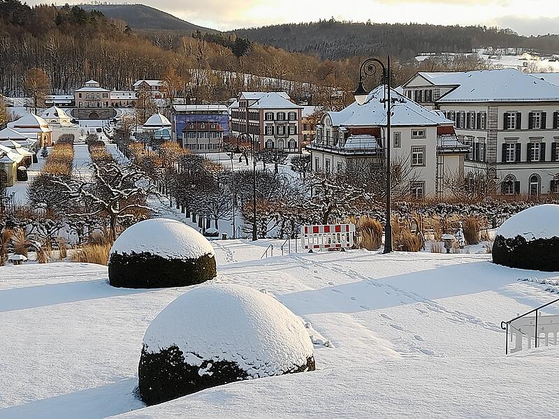 Vom F&uuml;rstenhof blickt man auf das gesamte Schlosspark Ensemble im Staatsbad Bad Br&uuml;ckenau.
