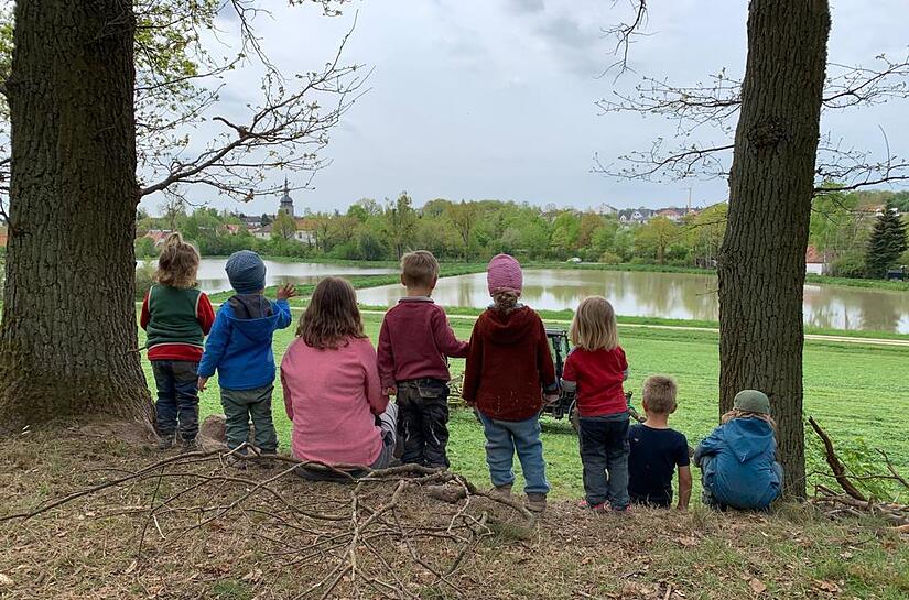 Ausflüge über Wiesen und in den Wald (hier mit Blick auf die Etzelskirchener Weiher) gehören für die künftigen Kinder des Naturkindergartens „Himmelszelt“ dazu. Ausflüge über Wiesen und in den Wald (hier mit Blick auf die Etzelskirchener Weiher) gehören für die künftigen Kinder des Naturkindergartens „Himmelszelt“ dazu.