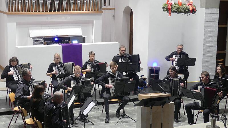 Roland Baumann betreut seit 40 Jahren das Akkordeonorchester der Städtischen Sing- und Musikschule. Roland Baumann betreut seit 40 Jahren das Akkordeonorchester der Städtischen Sing- und Musikschule.