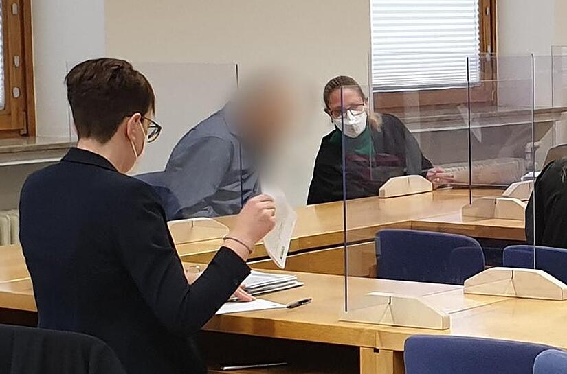 Der Angeklagte (2.v.l.) sitzt bei Prozessbeginn neben seiner Rechtsanwältin Salome Götz (3.v.l.) im Gerichtssaal. Der Mann wurde vom Landgericht Schweinfurt wegen schweren Kindesmissbrauchs verurteilt.