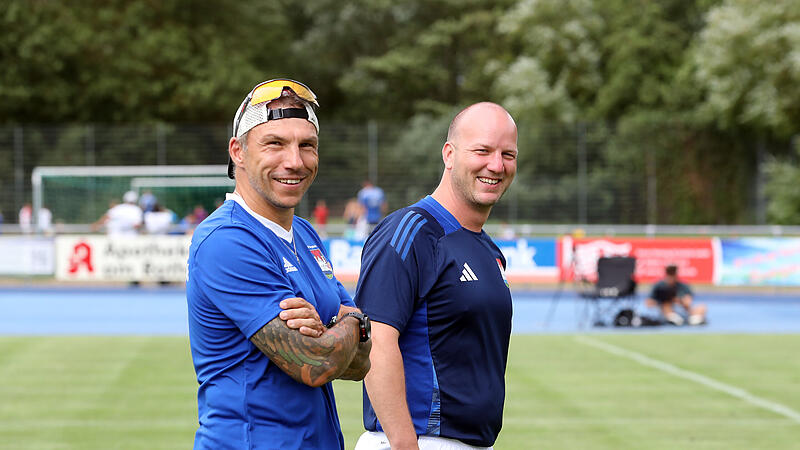 Burgebrachs neue Chefanweiser: Tobias Burger (links) und Co-Trainer Pascal Martin f&uuml;hren den TSV ins zweite Landesliga-Jahr, das die Mannschaft im Nordwesten bestreitet.