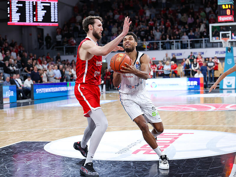 Beim Sieg gegen Bamberg im Januar 2025: Hamburgs Kenneth Ogbe (r.) zieht in seinem alten Wohnzimmer gegen Brandon Horvath zum Korb.