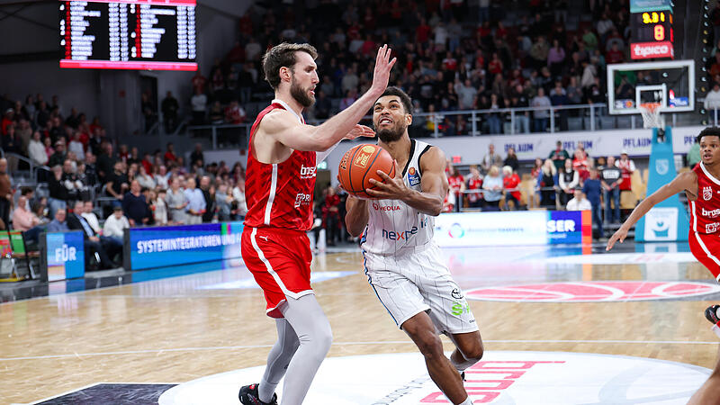 Beim Sieg gegen Bamberg im Januar 2025: Hamburgs Kenneth Ogbe (r.) zieht in seinem alten Wohnzimmer gegen Brandon Horvath zum Korb.