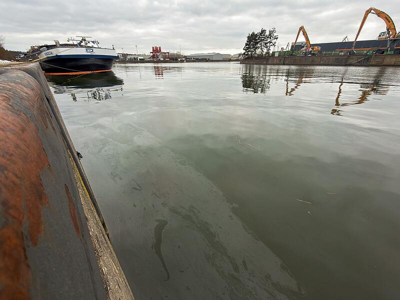 Schiff verliert Hydraulik&ouml;l in Main-Donau-Kanal
