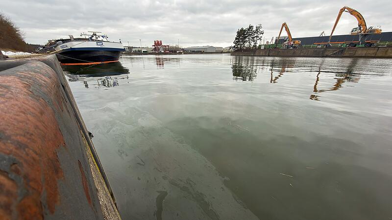 Schiff verliert Hydraulik&ouml;l in Main-Donau-Kanal