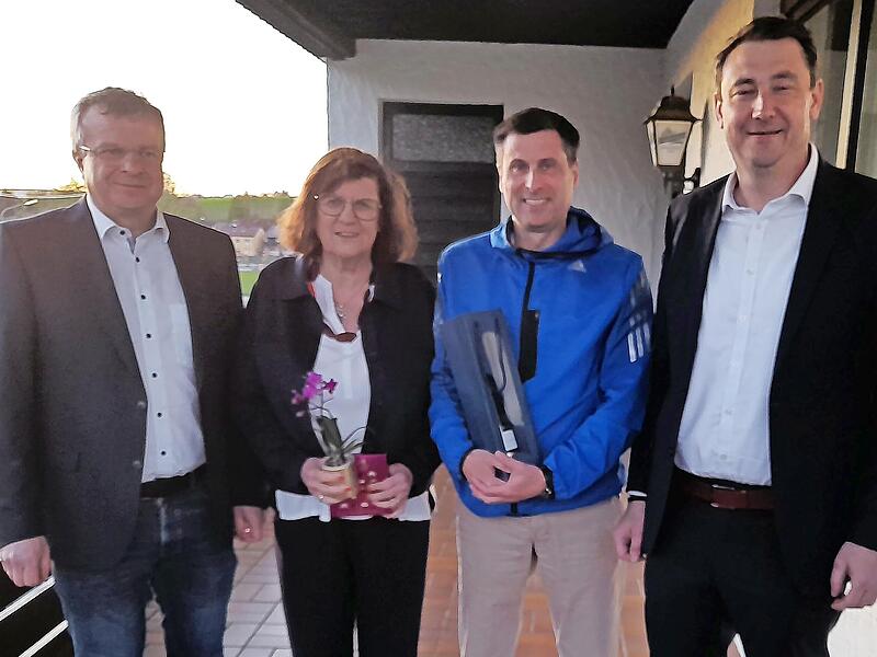 Das Bild zeigt Vorsitzenden Daniel Schramm mit den ausscheidenden Gemeinderäten Margret Schoberth und Marc Hartenberger sowie Bürgermeister Martin Döring Das Bild zeigt Vorsitzenden Daniel Schramm mit den ausscheidenden Gemeinderäten Margret Schoberth und Marc Hartenberger sowie Bürgermeister Martin Döring