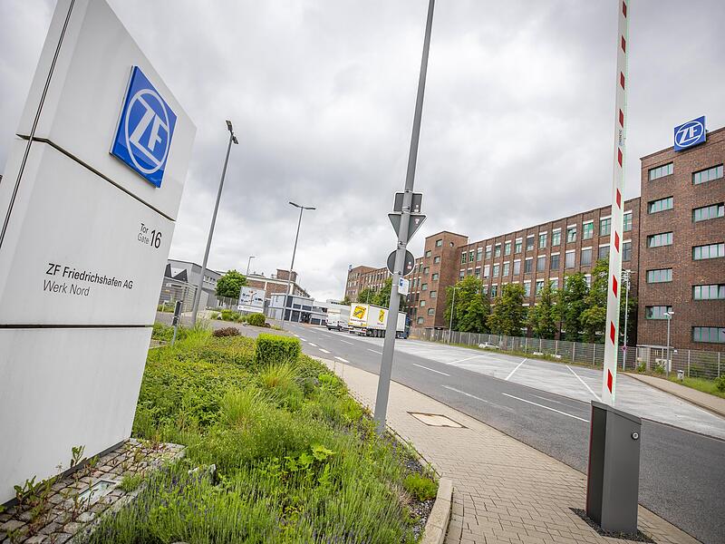 Bei ZF begrüßt man die Debatte über eine Kehrtwende beim Verbrenner-Aus. Bei ZF begrüßt man die Debatte über eine Kehrtwende beim Verbrenner-Aus.