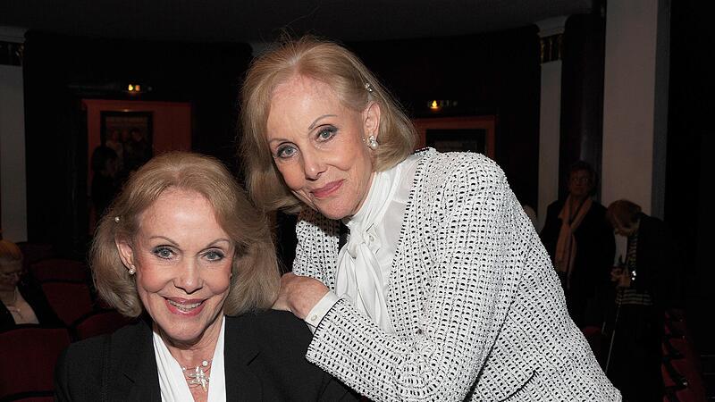 Ellen und Alice Kessler (r.) 2015 bei einer Premiere im Bayerischen Hof in München. Jetzt löst ihr  gemeinsamer assistierter Suizid Diskussionen aus.