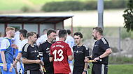 Meeders Kapit&auml;n Moritz Gemeinder und Trainer Mario Lochmann (Zweiter von links) suchten nach dem Schlusspfiff am Samstag nochmals das Gespr&auml;ch mit dem Unparteiischen Christian Ke&szlig;ler (Zweiter von rechts) und den Assistenten Sascha Seifert und Christoph Schellenberger.