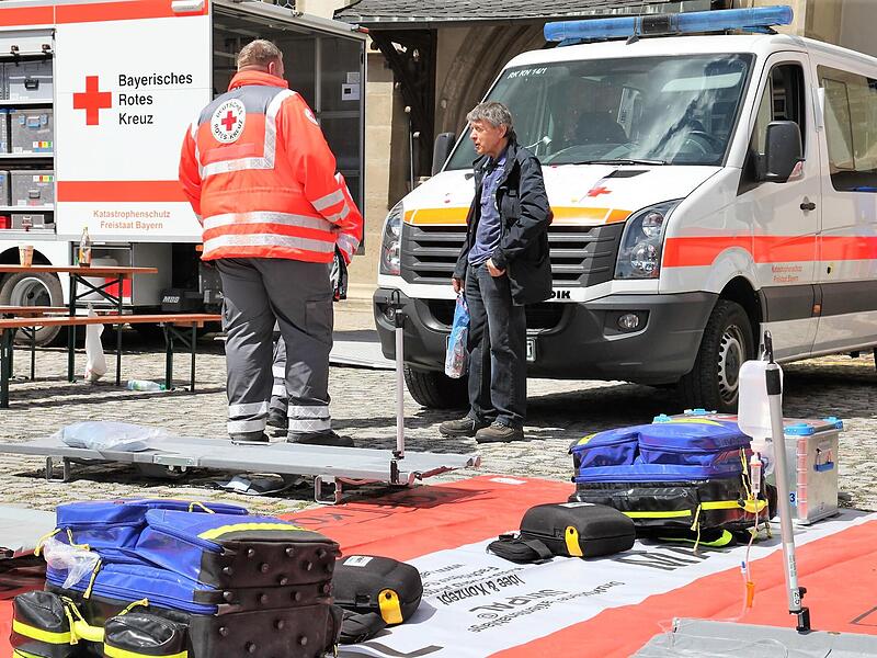 Die Bereitschaften stellten ihre Fahrzeuge und Ausrüstung aus, wie hier die SEG Behandlung eine sogenannte Patientenablage aufgebaut hatte.