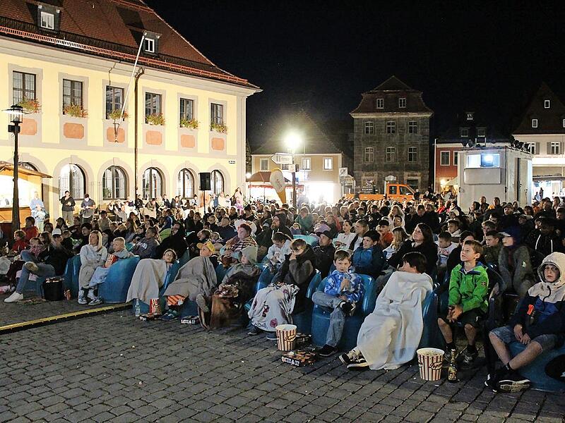 Es gab gute Gründe, sich an diesem Sommerabend etwas wärmer zu kleiden. Der guten Laune tat das keinen Abbruch.
