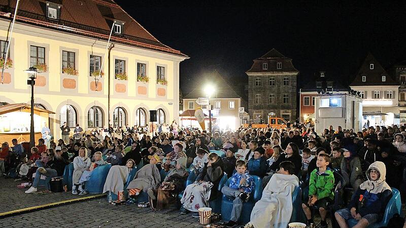 Es gab gute Gründe, sich an diesem Sommerabend etwas wärmer zu kleiden. Der guten Laune tat das keinen Abbruch.