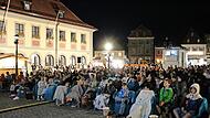 Es gab gute Gründe, sich an diesem Sommerabend etwas wärmer zu kleiden. Der guten Laune tat das keinen Abbruch. Es gab gute Gründe, sich an diesem Sommerabend etwas wärmer zu kleiden. Der guten Laune tat das keinen Abbruch.
