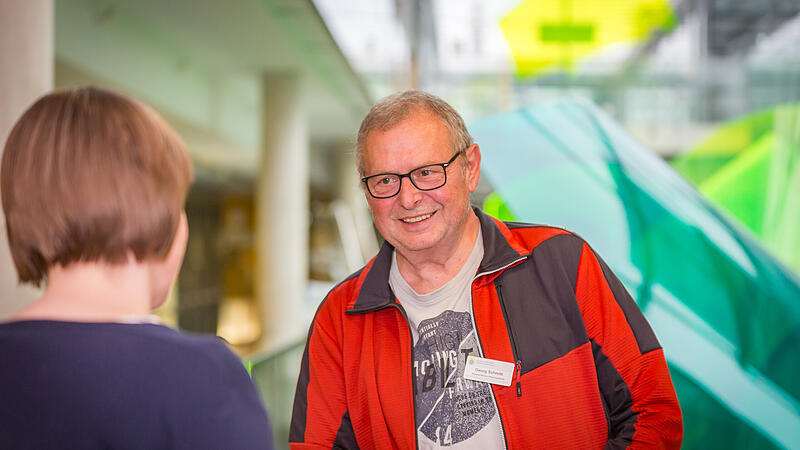 Georg Schmitt besucht ehrenamtlich Patientinnen und Patienten im Klinikum Forchheim. Zwar ist der 69-J&auml;hrige nicht allein, doch der Bedarf steigt. Daher wird Zuwachs gesucht.