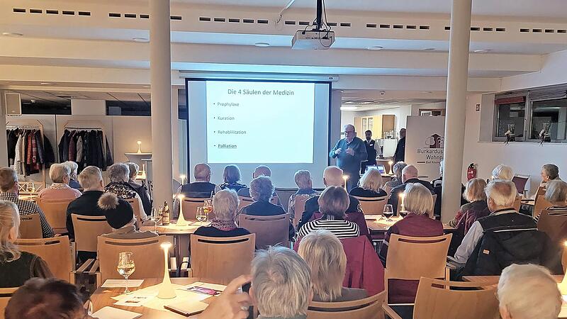 Dr. Reinhard Höhn (vorne rechts) informierte beim Neubürgerstammtisch über Palliativ- und Hospizarbeit.